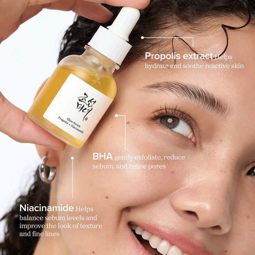 Woman applying skincare serum with text highlighting benefits on a white background.

Custis Clinique, glow serum